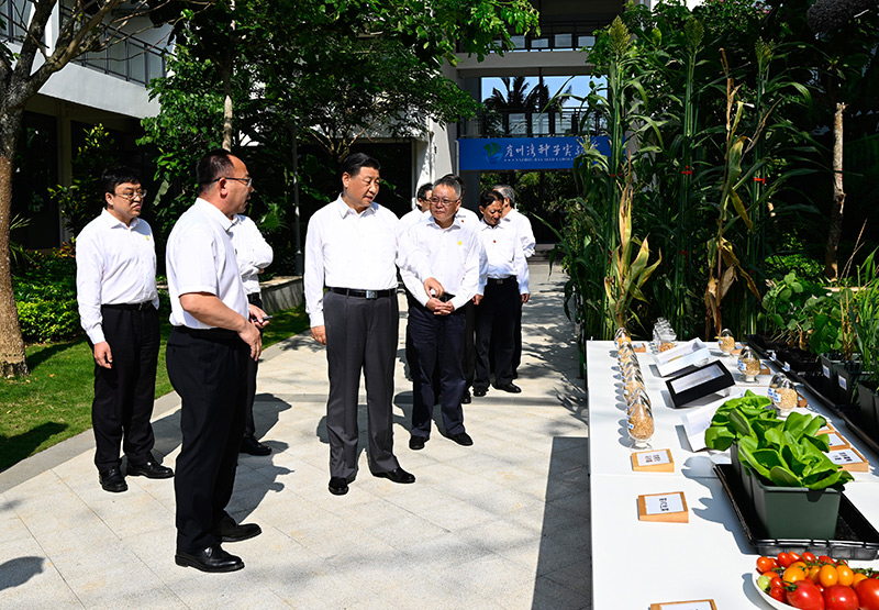 4月10日至13日，中共中央總書記、國家主席、中央軍委主席習近平在海南考察。這是10日下午，習近平在位于三亞市崖州灣科技城的崖州灣種子實驗室考察。新華社記者 李學仁 攝