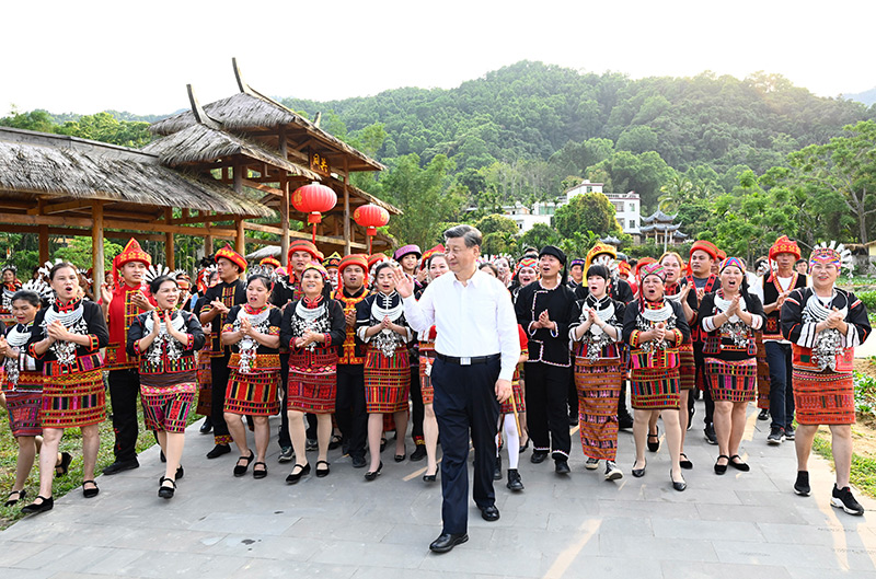 4月10日至13日，中共中央總書記、國家主席、中央軍委主席習近平在海南考察。這是11日下午，習近平在五指山市水滿鄉(xiāng)毛納村向村民們揮手致意。新華社記者 李學仁 攝